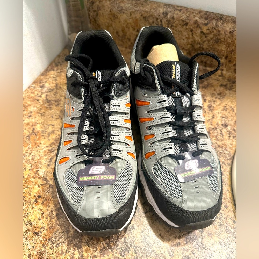 Beautiful Skechers men’s size 10 perfect!!..